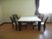 シンプルな居室の食卓