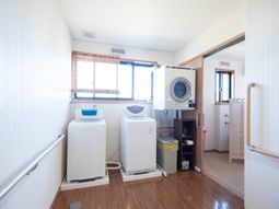 洗濯設備備わる室内