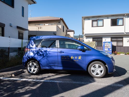 施設の送迎車