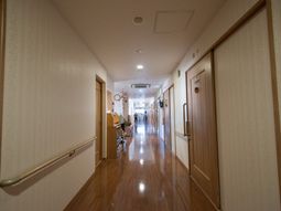 清潔な施設の廊下