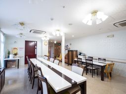 明るいダイニングスペース