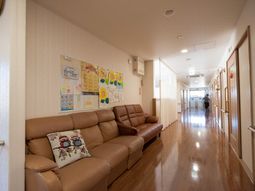 ソファのある廊下