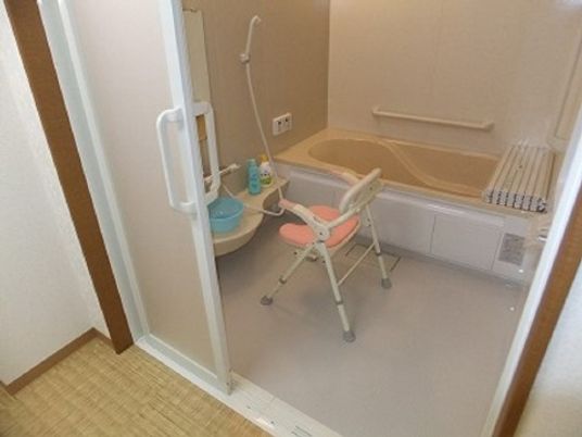 バリアフリー対応の浴室