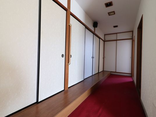 清潔感ある廊下の風景