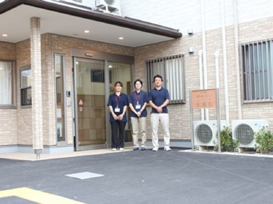 スタッフ立つ入り口前