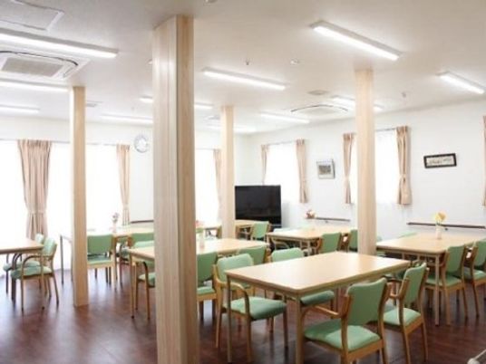 緑の椅子が並ぶ広々とした空間