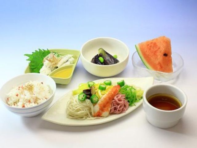 栄養バランスの食事セット 食事 色とりどりの料理で健康を考えたメニューが並び、季節の味覚も楽しめる食事環境を整えています。