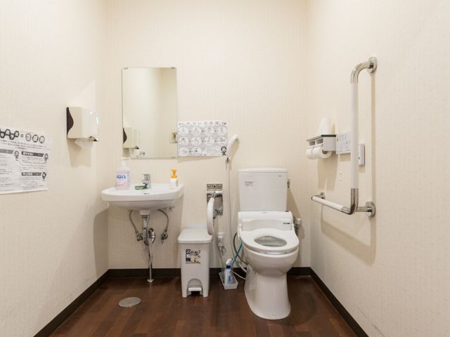 バリアフリーのトイレ トイレ 安全で清潔なトイレは、手すりの設置によりどなたでも安心してご利用いただけます。サポートが必要な方にも配慮が行き届いています。