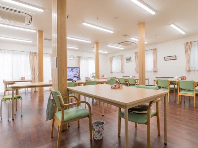 暖かみのあるダイニング空間 食堂 広々とした明るいダイニングルームです。テレビを見ながら、のんびりとした時間を過ごすことができます。