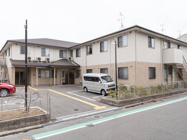 清潔感のある施設外観 外観 落ち着いた色合いの外観が心を和ます。駐車スペースも完備しており、アクセスが便利な環境です。