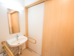 洗面台と手すりの廊下