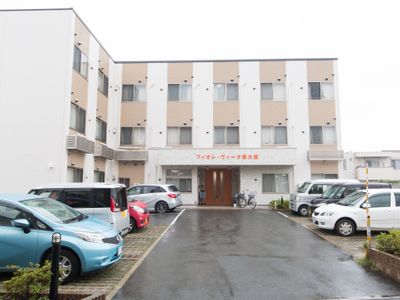 明るい外観の建物正面