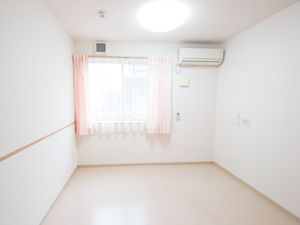 白壁の明るい居室
