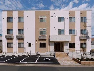 明るい外観の建物