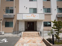 明るいエントランスの建物