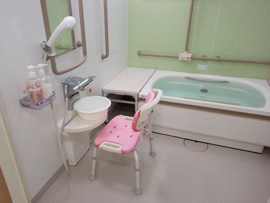 洗い場や浴槽の周りに多くの手すりが備わっている浴室である。浴槽に出入りしやすいベンチも設置されている。