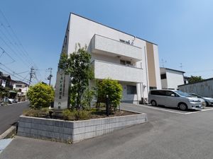 白い建物の明るい外観