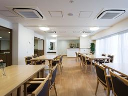 明るい食堂の様子