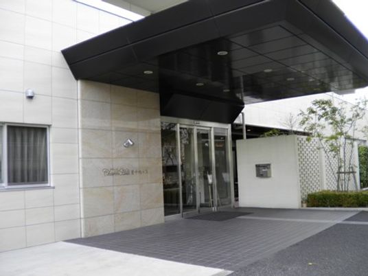 モダンな外観の施設入口
