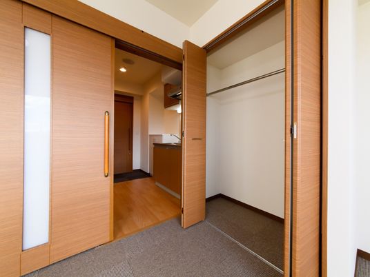 洋室の入口とクローゼット