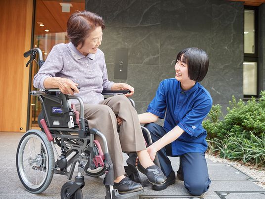 車椅子利用者とスタッフ
