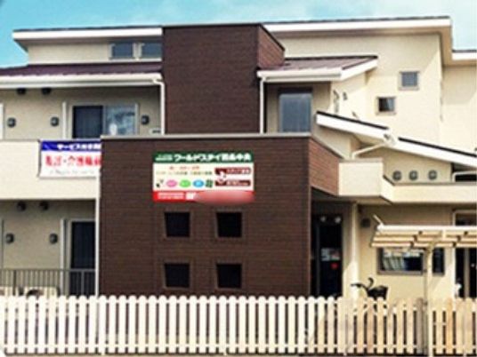 施設の温かみのある外観