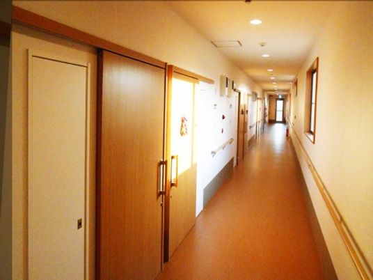 清潔感のある施設の廊下