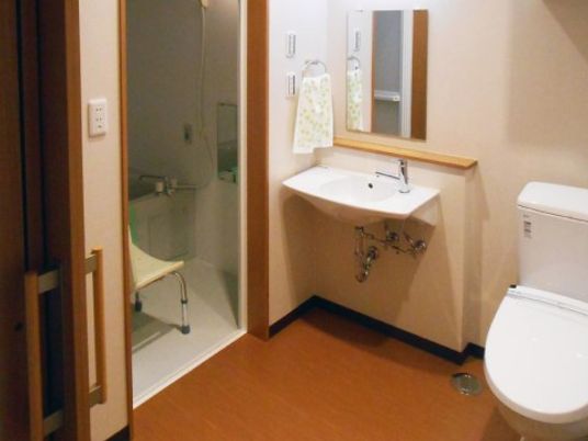 清潔感あるトイレと洗面台