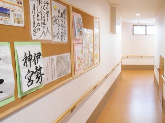 掲示物が飾られた廊下