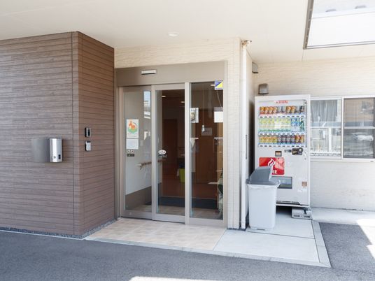 清潔な施設のエントランス
