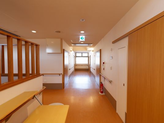 明るく広々とした廊下