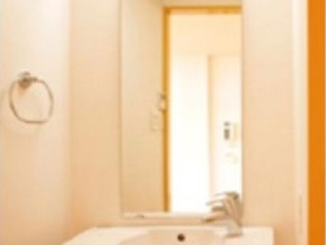 洗面台のある部屋 洗面台 手洗いや身だしなみに利用できる洗面スペース。明るく清潔感があり、毎日の準備に便利です。