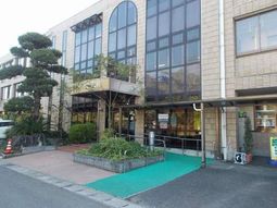 施設の門前の風景