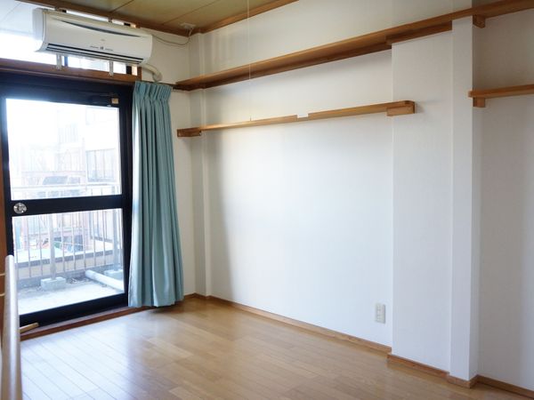 明るく広々とした居室