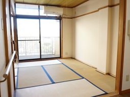明るい和室の居室