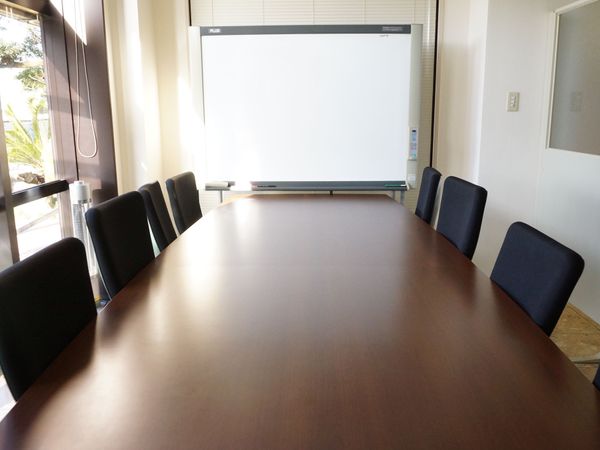 会議室のテーブルと椅子