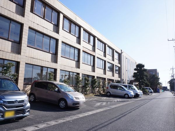 広々とした建物の外観