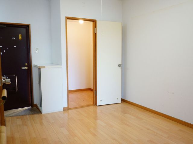 広々とした明るい居室 居室内収納 ゆとりのある開放的な空間は、ご自身の家具や装飾でカスタマイズ可能です。個々のライフスタイルに合わせた快適な住まいを実現できます。