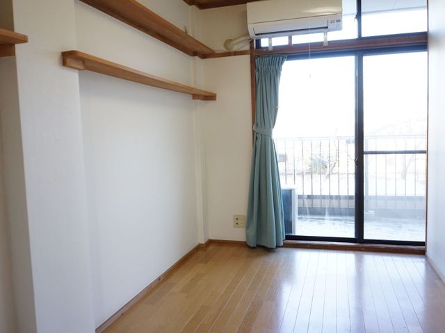 明るい個室空間 居室 日差しがたっぷりと入るゆとりのある居室です。自分らしい空間づくりに最適な環境が整っています。