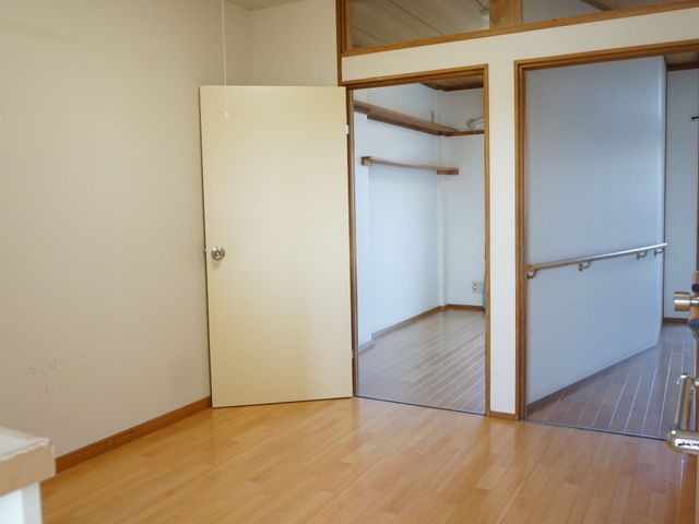 居室の開放的な空間 居室 ゆとりある居室で、安心して生活を営むことができます。広々とした扉の設計は、行動の自由度を高めます。