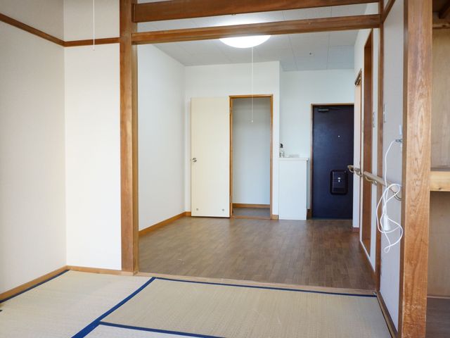 和洋折衷の居室空間 居室 和と洋が調和した部屋です。畳のエリアとフローリングのスペースがあり、ゆったりと落ち着いた時間をお過ごしいただけます。