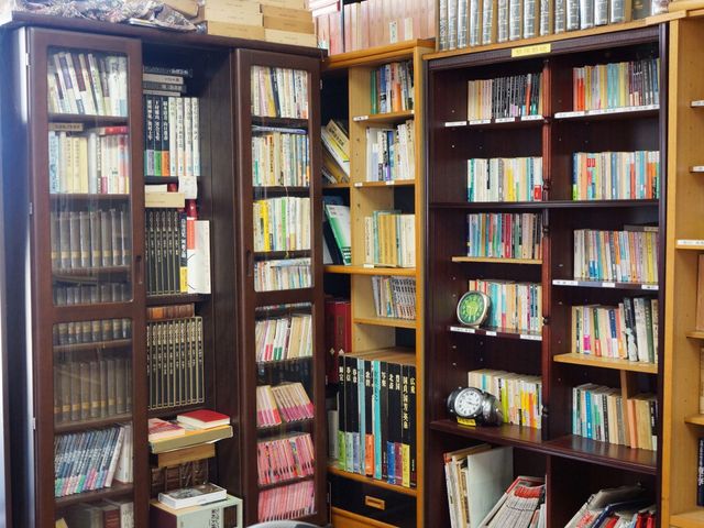 本棚が並ぶ居室 共有スペース 充実した書籍が揃う落ち着いた空間です。自由に読書を楽しめる環境が整っていますので、知的好奇心を刺激されるでしょう。