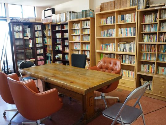 図書室の木製テーブルと椅子