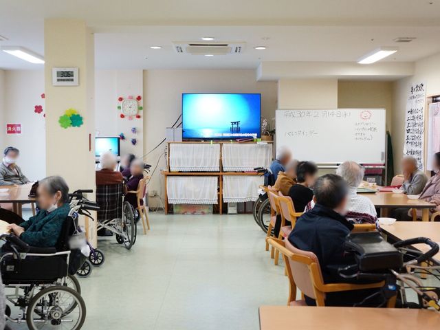 車椅子の方在る共有空間 デイサービスルーム 車椅子ユーザーが集い、ゆったりとした時間を過ごせる広々とした食堂です。共有スペースでの交流も活発に行われます。