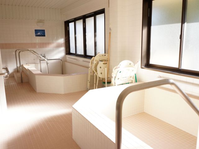 日差し入る浴室空間 大浴場 たっぷりの自然光が入る清潔感のある浴室で、安全に配慮された設備が整っており、リラックスしてご利用いただけます。