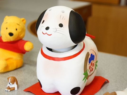 にこやかな犬の貯金箱