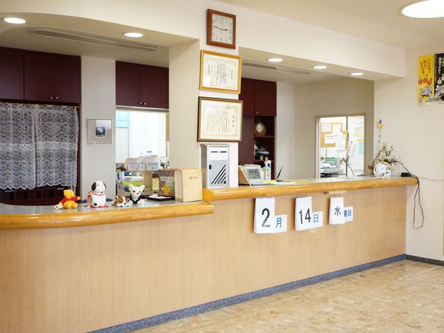 受付の様子のエントランス 受付カウンター 明るく開放的なフロントが迎えてくれます。笑顔での対応を心がけており、安心してお仕事をはじめられます。