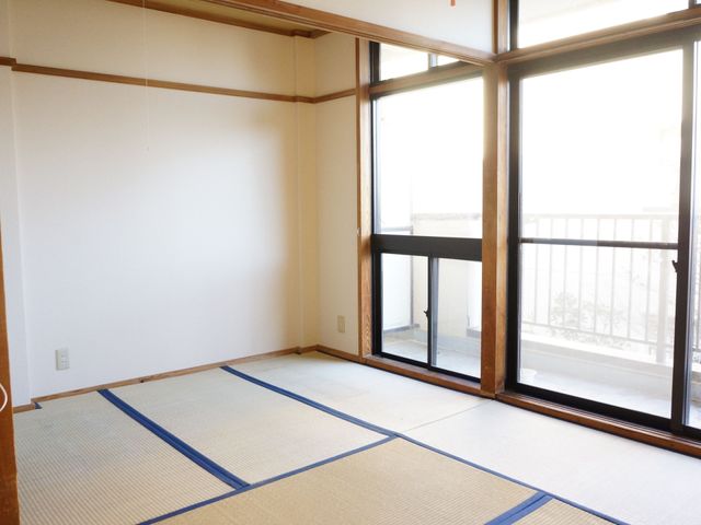 和室の明るい居室 居室 広々とした和室の居室です。日差しが降り注ぐ窓辺で心地良い時間を過ごせます。