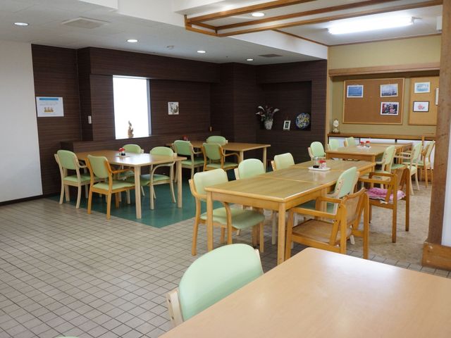 暖かみのある食堂 食堂 ゆったりとした食堂は、木の温もりを感じさせる家具で統一され、日々の食事時間が穏やかなひとときを提供します。