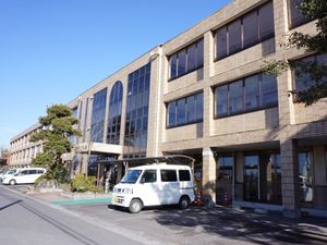 明るい外観の建物正面